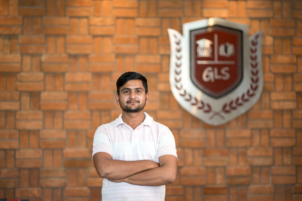 Samsher Momin, Accountant